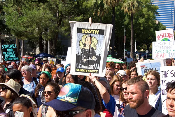 Sacramento, Ca - 20 Eylül 2019: Meclis binasının merdivenlerinde iklim değişikliğini protesto eden gençler. Pazartesi günü BM 'de yapılması planlanan iklim zirvesi öncesinde küresel iklim grevi.