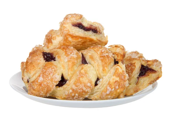 Beyaz arka planda izole edilmiş porselen bir tabakta kirazlı meyveli turtalar. Amerika 'nın en popüler turtalarından biri..