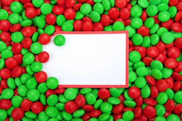 Fondo Caramelos Rojos Verdes Recubiertos Chocolate Golosinas Con Tarjeta Blanca —  Fotos de Stock