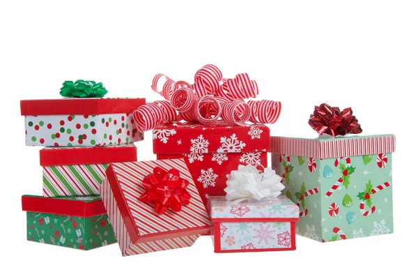 Beyaz arka planda izole edilmiş kurdeleler ve yaylarla dolu renkli parlak noel hediyeleri..