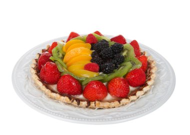 Taze kremalı tart taze meyve, çilek, kivi, şeftali, böğürtlen ve ahududu dolu, beyaz arka planda izole edilmiş. Lezzetli sağlıklı tatlı seçeneği.