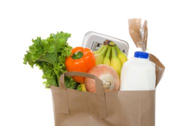 Kahverengi çevre dostu bir poşet süt, bir kutu yumurta, bir torba ekmek, muz, marul, dolmalık biber ve soğan, beyaz üzerine izole edilmiş. Sağlıklı alışveriş.