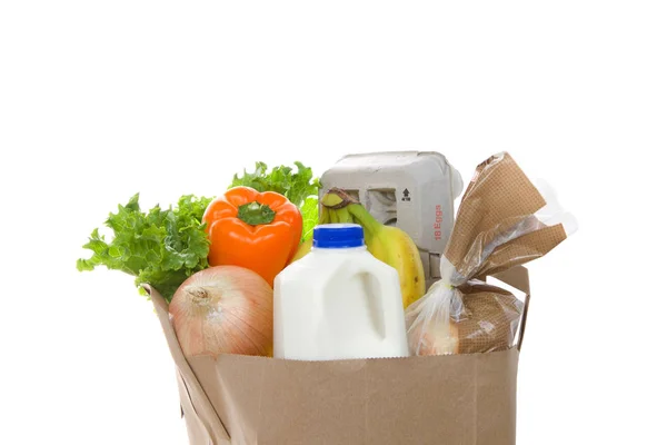 棕色环保购物袋 装有一瓶牛奶 一盒鸡蛋 一袋面包 胡椒粉和洋葱 与白色隔离 健康购物 — 图库照片