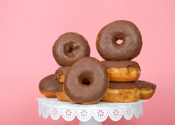 Багато Тортних Пончиків Матові Шоколаді Складені Решітчастому Білому Єдесталі Рожевому — стокове фото
