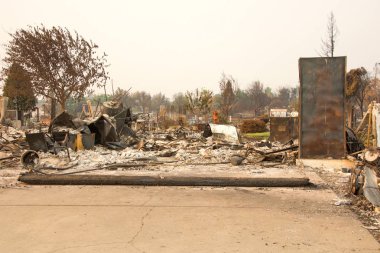 Redding, California 'da yakın zamanda çıkan yangında ev yanıp kül oldu. Ateş kilometrelerce uzakta yanmaya devam ederken duman ve kül havada..