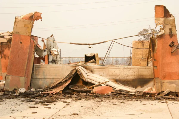 Huis Afgebrand Tot Grond Garagedeur Ingeklemd Liggend Een Hoop Recente — Stockfoto