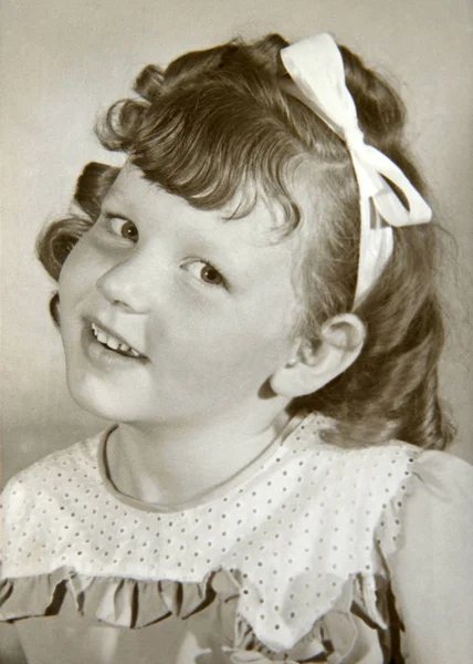 Retrato Vintage Uma Menina Caucasiana Adorável Anos Idade Usando Arco — Fotografia de Stock