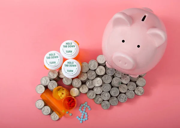 Platte Lay Van Pink Piggy Bank Naast Stapels Muntgeld Hoog — Stockfoto