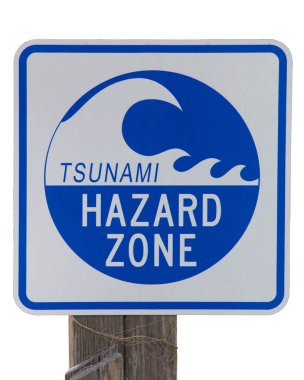 Beyaz arka planda izole edilmiş eski bir tahta direkte Tsunami Tehlike Bölgesi uyarı işareti.