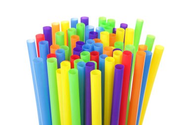 Beyaz arka planda yukarı doğru izole edilmiş renkli plastik pipetler. San Francisco Denetleme Kurulu oybirliğiyle Vancouver, Berkeley ve Seattle gibi şehirlere katılma kararı aldı.