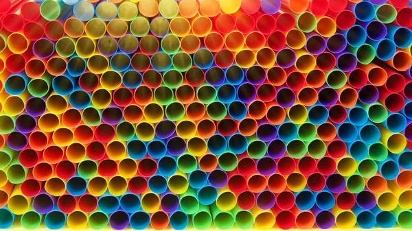 Setki Kolorowych Plastikowych Słomek Leżących Przodem Widza Leżących Żółtej Powierzchni — Zdjęcie stockowe