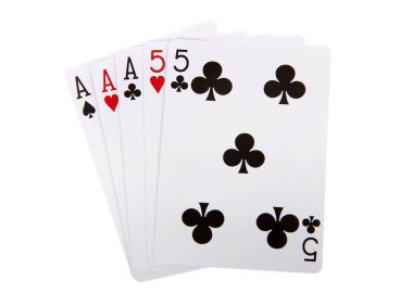 Kâğıt oynuyoruz, Full House. Üçü bir çiftle birleşmiş. Bağlar üç tür tarafından koparılır. Gerekirse de en yüksek çift tarafından. Beyaz arkaplanda izole.