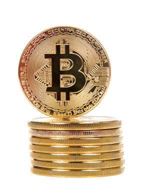 Dijital Kripto para birimi. Altın bitcoin para beyaz arka planda istiflenmiş ve izole edilmiş. Fiziksel bit sikkeleri