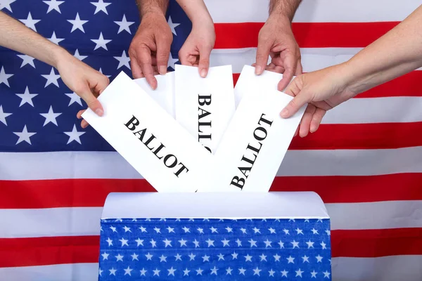 Hände Legen Stimmzettel Eine Wahlurne Hintergrund Die Amerikanische Flagge Wahlberechtigt — Stockfoto