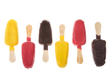 Beyaz arka planda izole edilmiş renkli şekerleme şekerleri, değişik aromalar ve pasta patlamalarının yönü. Eğlenceli doğum günü hediyeleri, küçük eller için kolay tutulur..