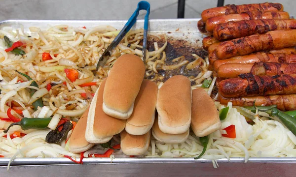 Hot Dog Street Vendor Grill Con Pancetta Avvolto Hot Dog — Foto Stock
