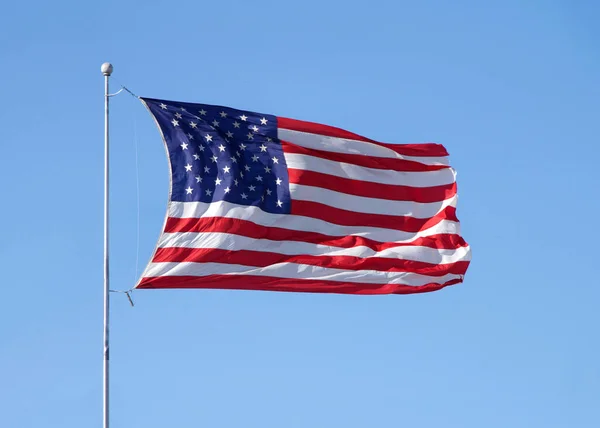 Amerikansk Flagga Vinka Stark Vind Blå Himmel Bakgrund — Stockfoto
