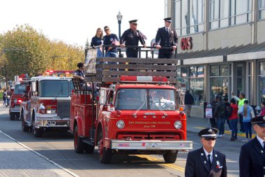 San Francisco, Ca - 11 Kasım 2018: Birinci Dünya Savaşı 'nın sona ermesinin 100. yıldönümü münasebetiyle San Francisco' daki Gaziler Günü Geçidi 'ne kimliği belirsiz katılımcılar.