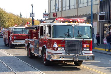 San Francisco, Ca - 11 Kasım 2018: Birinci Dünya Savaşı 'nın sona ermesinin 100. yıldönümü münasebetiyle San Francisco' daki Gaziler Günü Geçidi 'ne kimliği belirsiz katılımcılar.