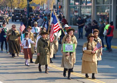 San Francisco, Ca - 11 Kasım 2018: Birinci Dünya Savaşı 'nın sona ermesinin 100. yıldönümü münasebetiyle San Francisco' daki Gaziler Günü Geçidi 'ne kimliği belirsiz katılımcılar.