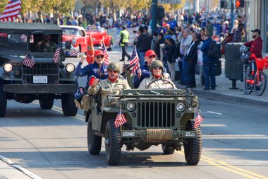 San Francisco, Ca - 11 Kasım 2018: Birinci Dünya Savaşı 'nın sona ermesinin 100. yıldönümü münasebetiyle San Francisco' daki Gaziler Günü Geçidi 'ne kimliği belirsiz katılımcılar.