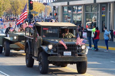 San Francisco, Ca - 11 Kasım 2018: Birinci Dünya Savaşı 'nın sona ermesinin 100. yıldönümü münasebetiyle San Francisco' daki Gaziler Günü Geçidi 'ne kimliği belirsiz katılımcılar.