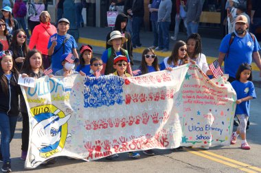 San Francisco, Ca - 11 Kasım 2018: Birinci Dünya Savaşı 'nın sona ermesinin 100. yıldönümü münasebetiyle San Francisco' daki Gaziler Günü Geçidi 'ne kimliği belirsiz katılımcılar.