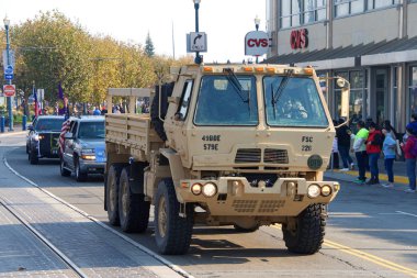 San Francisco, Ca - 11 Kasım 2018: Birinci Dünya Savaşı 'nın sona ermesinin 100. yıldönümü münasebetiyle San Francisco' daki Gaziler Günü Geçidi 'ne kimliği belirsiz katılımcılar.