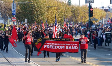 San Francisco, Ca - 11 Kasım 2018: Birinci Dünya Savaşı 'nın sona ermesinin 100. yıldönümü münasebetiyle San Francisco' daki Gaziler Günü Geçidi 'ne kimliği belirsiz katılımcılar.