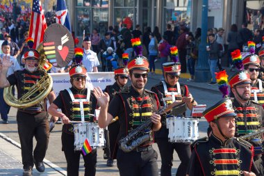 San Francisco, Ca - 11 Kasım 2018: Birinci Dünya Savaşı 'nın sona ermesinin 100. yıldönümü münasebetiyle San Francisco' daki Gaziler Günü Geçidi 'ne kimliği belirsiz katılımcılar.