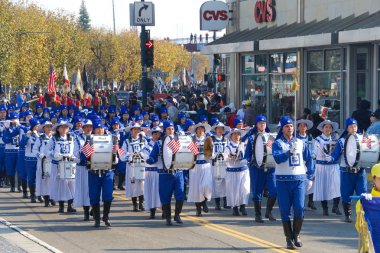 San Francisco, Ca - 11 Kasım 2018: Birinci Dünya Savaşı 'nın sona ermesinin 100. yıldönümü münasebetiyle San Francisco' daki Gaziler Günü Geçidi 'ne kimliği belirsiz katılımcılar.