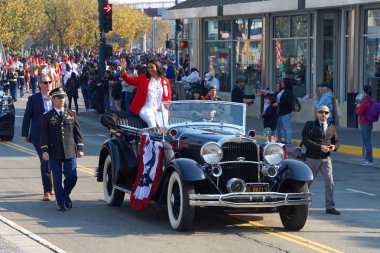 San Francisco, Ca - 11 Kasım 2018: Birinci Dünya Savaşı 'nın sona ermesinin 100. yıldönümü münasebetiyle San Francisco' daki Gaziler Günü Geçidi 'nde Belediye Başkanı London Breed..