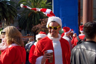 San Francisco, Ca - 8 Aralık 2018: 24. Geleneksel Santa Con, Union Meydanı 'nda düzenlenen kimliği belirsiz katılımcılar. Yıllık şehir genelinde Noel Babalar hayır kurumlarına sadece bar gezintisi ve oyuncak bağışı yapar..