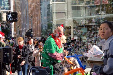 San Francisco, Ca - 8 Aralık 2018: 24. Geleneksel Santa Con tarafından Union Meydanı 'nda düzenlenen tanımlanamayan sokak satıcısı. Yıllık şehir genelinde Noel Babalar hayır kurumlarına sadece bar gezintisi ve oyuncak bağışı yapar..