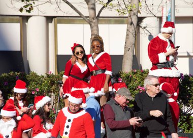 San Francisco, Ca - 8 Aralık 2018: 24. Geleneksel Santa Con, Union Meydanı 'nda düzenlenen kimliği belirsiz katılımcılar. Yıllık şehir genelinde Noel Babalar hayır kurumlarına sadece bar gezintisi ve oyuncak bağışı yapar..