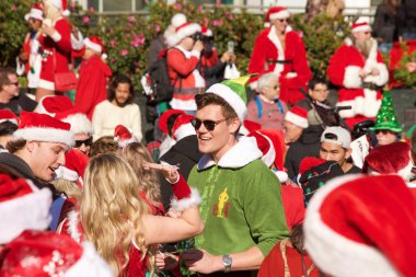 San Francisco, Ca - 8 Aralık 2018: 24. Geleneksel Santa Con, Union Meydanı 'nda düzenlenen kimliği belirsiz katılımcılar. Yıllık şehir genelinde Noel Babalar hayır kurumlarına sadece bar gezintisi ve oyuncak bağışı yapar..