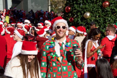 San Francisco, Ca - 8 Aralık 2018: 24. Geleneksel Santa Con, Union Meydanı 'nda düzenlenen kimliği belirsiz katılımcılar. Yıllık şehir genelinde Noel Babalar hayır kurumlarına sadece bar gezintisi ve oyuncak bağışı yapar..