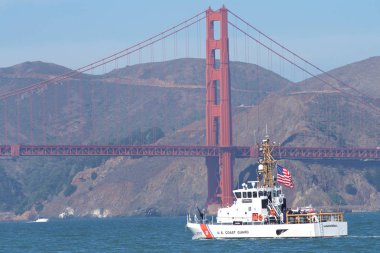 San Francisco, Ca - 05 Ekim 2018: Sahil Güvenlik gemisi Hawksbill San Francisco körfezinde Golden Gate Köprüsü 'ne doğru ilerliyor. Sahil Güvenlik gemileri Donanma Haftası 'nda güvenliğe yardım ediyor..