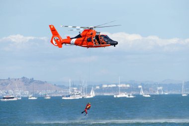 San Francisco, Ca - Ekim 05, 2018: Sahil Güvenlik helikopterleri San Francisco, Kaliforniya 'da düzenlenen 37..