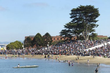 San Francisco, Ca - 10 Ekim 2015: Yüzlerce seyirci Donanma Haftası için San Francisco, Ca 'daki Aquatic Park Cove kuyruğunda.