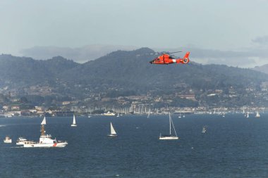 San Francisco, Ca - 10 Ekim 2015 Sahil Güvenlik helikopteri ve deniz gemileri San Francisco, Ca 'da düzenlenen Donanma Haftaları Hava Gösterisi' nde.