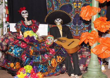 Fruitvale, Ca - Kasım 04, 2018: 30. Geleneksel Dia de los Muertos, yani Ölüler Günü festivaline kimliği belirsiz katılımcılar. Bu Meksika 'da kutlanan en popüler tatillerden biri.. 