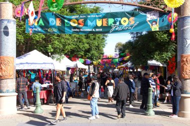 Fruitvale, Ca - Kasım 04, 2018: 30. Geleneksel Dia de los Muertos, yani Ölüler Günü festivaline kimliği belirsiz katılımcılar. Bu Meksika 'da kutlanan en popüler tatillerden biri.. 
