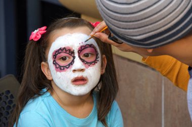 Fruitvale, Ca - Kasım 04, 2018: 30. Geleneksel Dia de los Muertos, yani Ölüler Günü festivaline kimliği belirsiz katılımcılar. Bu Meksika 'da kutlanan en popüler tatillerden biri.. 