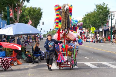 Alameda, Ca - 4 Temmuz 2018: Alameda 4 Temmuz Geçidi, ülkenin en büyük ve en uzun Bağımsızlık Günü geçit törenlerinden biridir. Seyircilere hediyelik eşya satan bir sokak satıcısı..