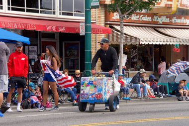 Alameda, Ca - 4 Temmuz 2018: Alameda 4 Temmuz Geçidi, ülkenin en büyük ve en uzun Bağımsızlık Günü geçit törenlerinden biridir. Seyircilere dondurma satan bir sokak satıcısı..