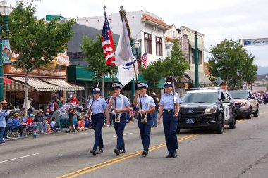 Alameda, Ca - 4 Temmuz 2018: Alameda 4 Temmuz Geçidi, ülkenin en büyük ve en uzun Bağımsızlık Günü geçit törenlerinden biridir. Park Caddesi 'ndeki geçit törenine Renk Muhafızları öncülük ediyor..