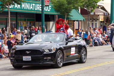 Alameda, Ca - 4 Temmuz 2018: Alameda 4 Temmuz Geçidi, ülkenin en büyük ve en uzun Bağımsızlık Günü geçit törenlerinden biridir. Kongre üyesi Barbara Lee kalabalığa el sallıyor..