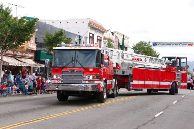 Alameda, Ca - 4 Temmuz 2018: Alameda 4 Temmuz Geçidi, ülkenin en büyük ve en uzun Bağımsızlık Günü geçit törenlerinden biridir. Alameda İtfaiyecileri kalabalığa ışık ve sirenlerle manevra yapıyor..