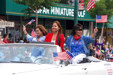 Alameda, Ca - 4 Temmuz 2018: Alameda 4 Temmuz Geçidi, ülkenin en büyük ve en uzun Bağımsızlık Günü geçit törenlerinden biridir. Sea West Sahil Güvenlik Federal Kredi Birliği sponsorları el sallıyor..